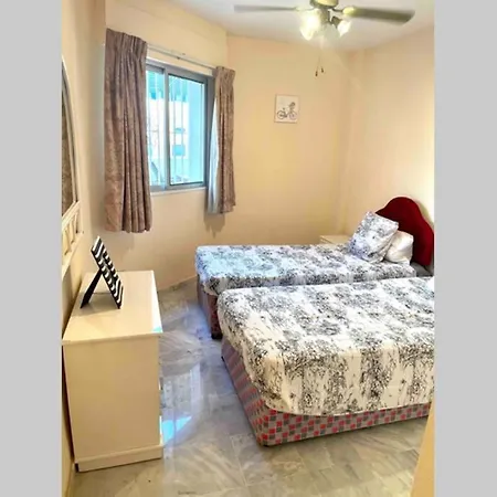 Gran piso de 280 metros a 100 m. playa Bajondillo Apartamento